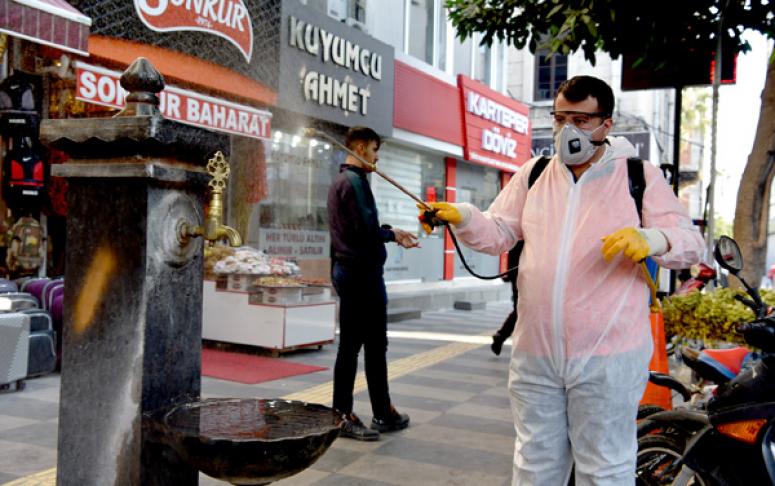 BÜYÜKŞEHİR EKİPLERİ DEZENFEKTE ÇALIŞMALARINI HIZLANDIRDI