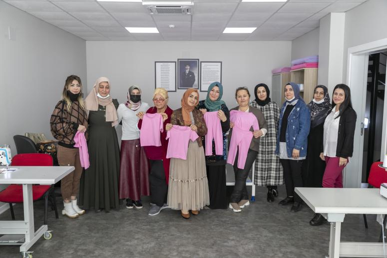 MERCEK’TE İLK KURSİYERLER DİKİŞ MAKİNALARININ BAŞINDA KOLLARI SIVADI
