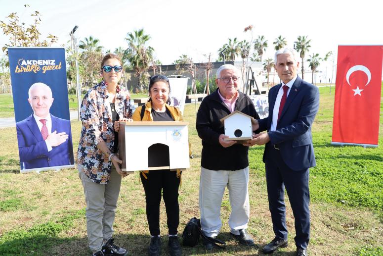 Akdeniz Belediyesi, Köpek Kulübeleri, Kedi Yuvaları Ve Kuş Evleri Dağıttı
