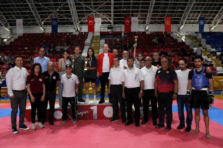 Vali Pehlivan, Dereceye Giren Sporculara Ödüllerini Takdim Etti