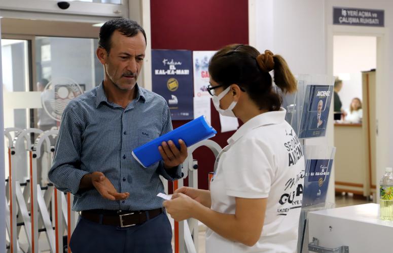 GÜLER YÜZÜ VE YENİLENEN GÜCÜ İLE AKDENİZ BELEDİYESİ BEYAZ MASA İLE VATANDAŞIN YANINDA