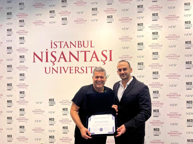 AKADEMİ DERNEĞİ BAŞKANI ONUR ÖZBOZKURT, NİŞANTAŞI ÜNİVERSİTESİ KURUCUSU LEVENT UYSAL’A ONURSAL ÜYELİK BELGESİ TAKDİM ETTİ