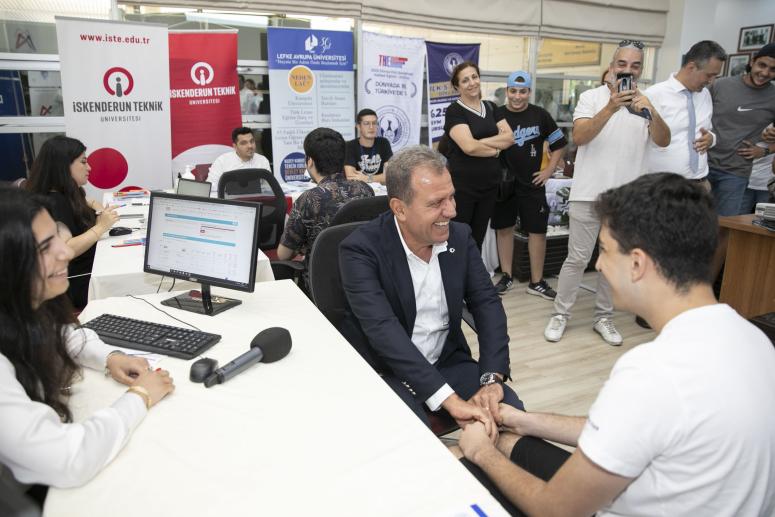 BAŞKAN SEÇER, BÜYÜKŞEHİR’İN YKS TERCİH DANIŞMANLIĞINA BAŞVURAN ÖĞRENCİLERLE BULUŞTU