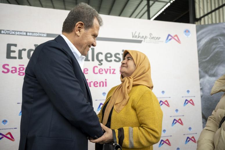Başkan Seçer, Erdemli’de Bal Sağım Çadırı Ve Ceviz Fidanı Dağıtımı Gerçekleştirdi
