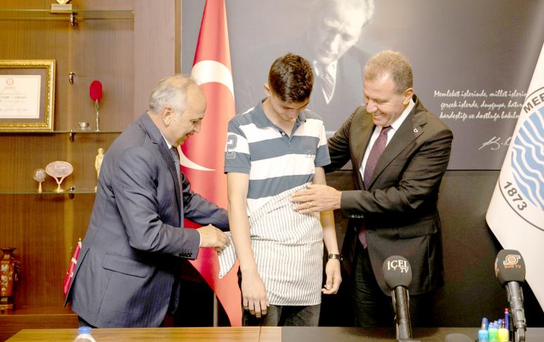 BAŞKAN SEÇER, YILIN ÇIRAĞI EREN GÜÇLÜ’YE KUŞAĞINI BAĞLADI