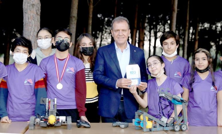 BAŞKAN SEÇER, ROBOTİK KODLAMADA ÖDÜL KAZANAN ÖĞRENCİLERLE BULUŞTU