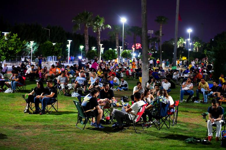 MERSİN’DE YAZ AKŞAMLARININ KEYFİ AKUSTİK KONSERLERDE ÇIKIYOR