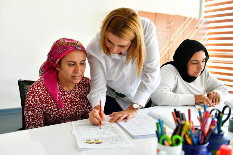MOLA EVİ VELİLERİNE OKUMA-YAZMA ÖĞRETİLİYOR