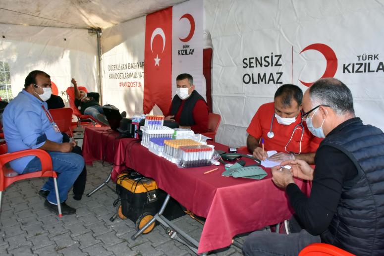 TARSUS'TA BELEDİYE ÇALIŞANLARINDAN TÜRK KIZILAYI’NA KAN DESTEĞİ