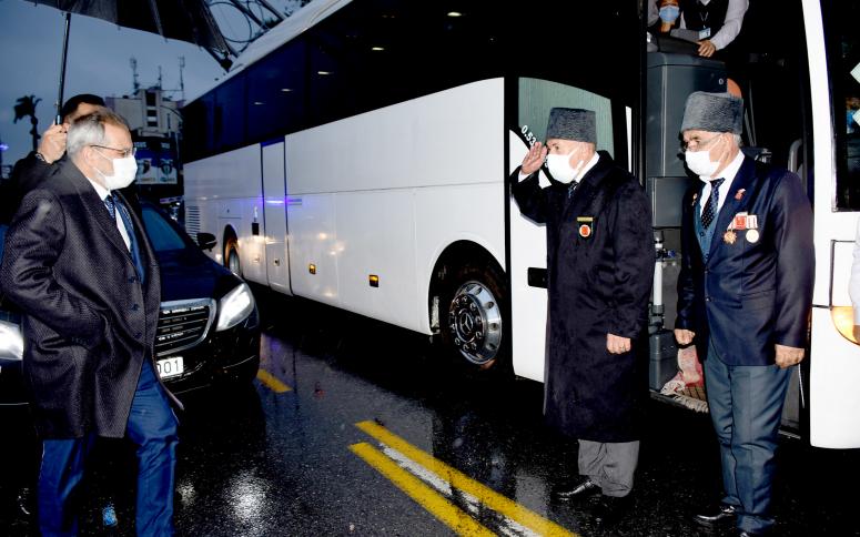 BAŞKAN BOZDOĞAN, TARSUSLU GAZİLERİ KARŞILADI, DUYGULU ANLAR YAŞANDI