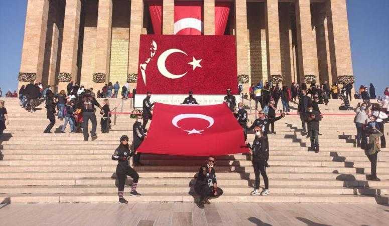 MERSİNLİ BİSİKLETÇİLER, BAŞKAN YILMAZ'DAN TESLİM ALDIKLARI ŞANLI BAYRAĞI ANITKABİR'E ULAŞTIRDI