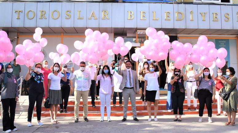 MEME KANSERİNE KARŞI GÖKYÜZÜNE PEMBE BALONLAR BIRAKILDI