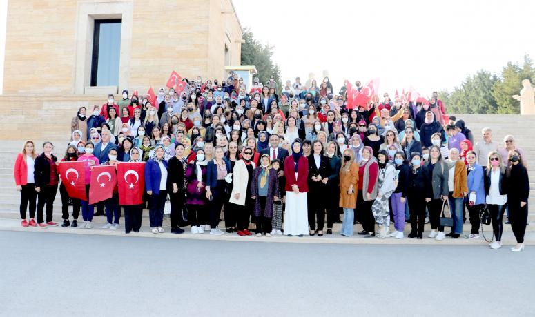 BAŞKAN YILMAZ, MERSİN’DEN 350 KADIN İLE BİRLİKTE ATA’NIN HUZURUNA ÇIKTI