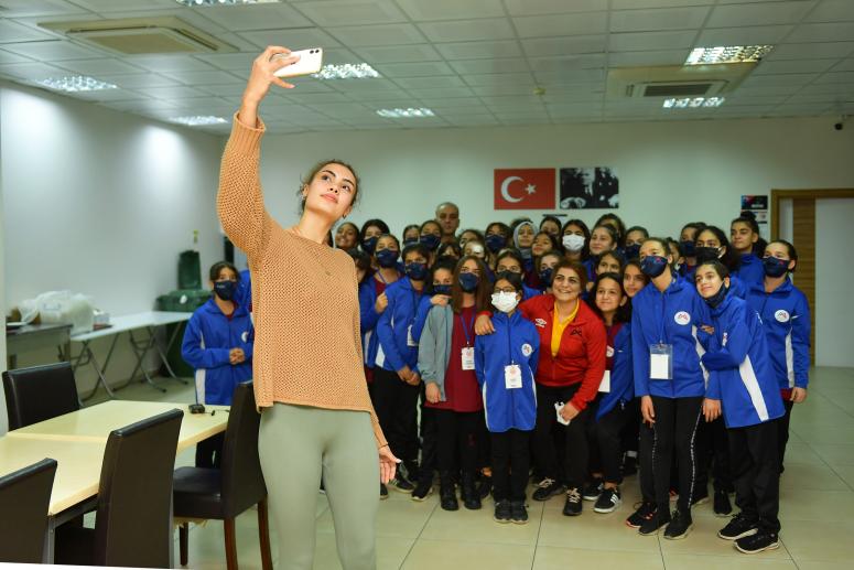 GALATASARAYLI VOLEYBOLCU BEREN YEŞİLIRMAK ‘KIR ÇİÇEKLERİ’Nİ ZİYARET ETTİ