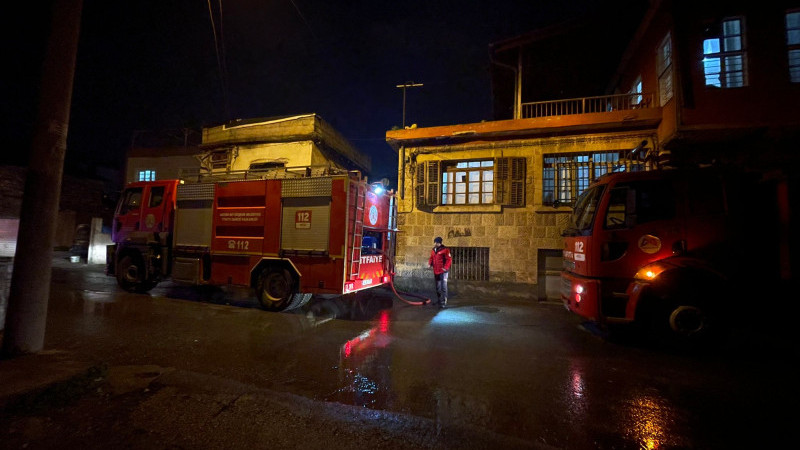 Tarsus'ta Yangın Çıkan Evdeki 5 çocuk kurtarıldı