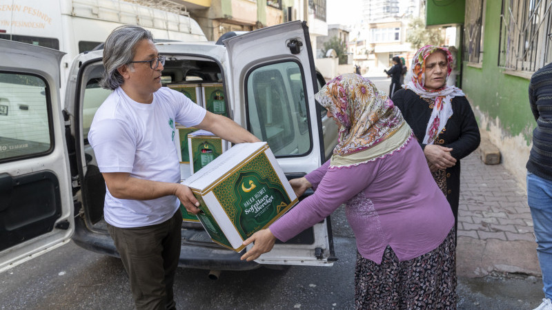 Mersin Büyükşehir, Ramazan Ayı İçin Gıda Kolisi Dağıtımlarını Sürdürüyor 