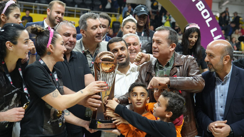 Tarsus Belediyesi Kadın Basketbol Takımı Süper Lig Kupasını Kaldırdı 