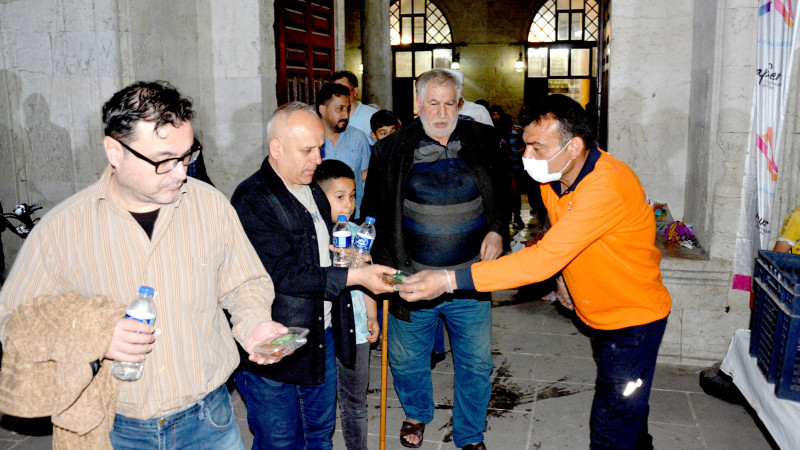 Mersin Büyükşehir, Kadir Gecesi’nde 10 Bin Paket Lokma Tatlısı Dağıttı