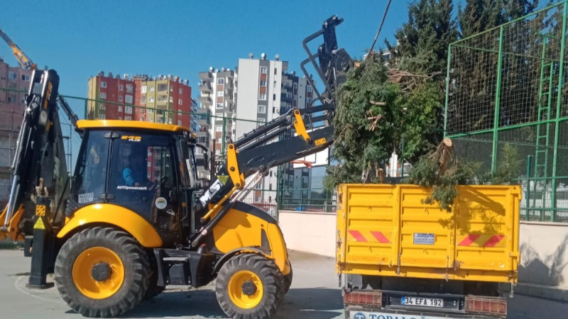 Toroslar’da Park Ve Yeşil Alanlara Bahar Bakımı