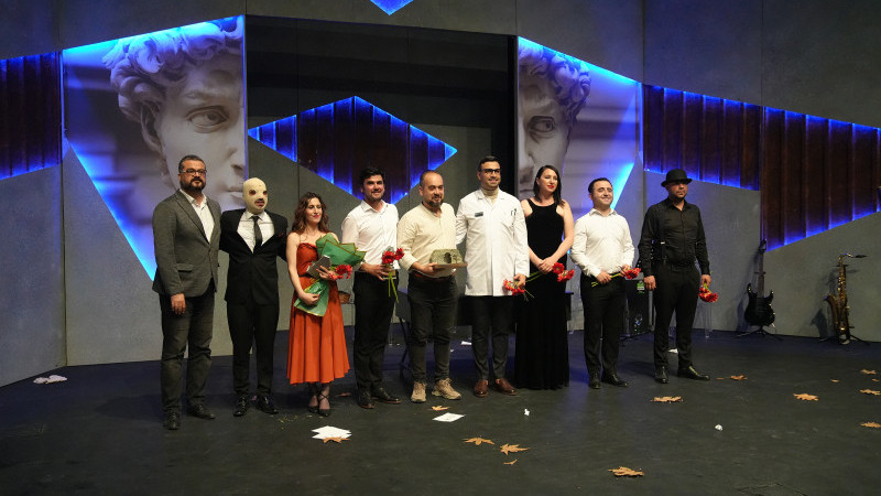 Tarsus Şehir Tiyatrosu 'Çirkin' Oyununu Denizli'de Sahneledi 