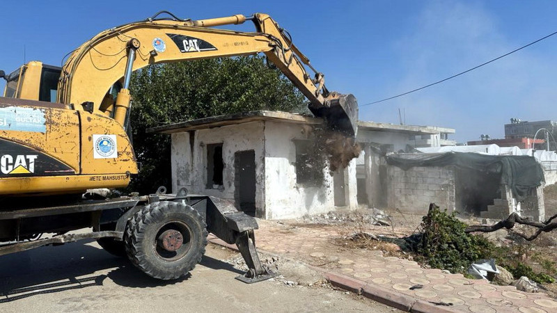 Mersin Haber/ AKDENİZ’DE METRUK BİNALARIN YIKIMI SÜRÜYOR