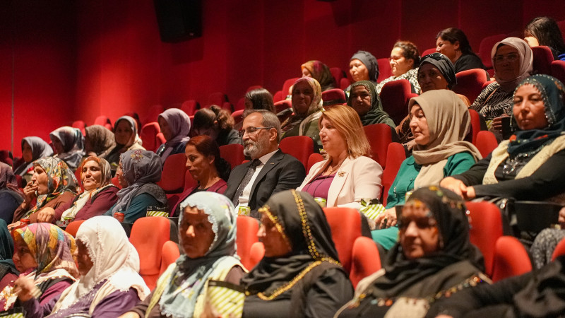 Başkan Bozdoğan, Tarsuslu Kadınlarla Birlikte Atatürk Filmini İzledi
