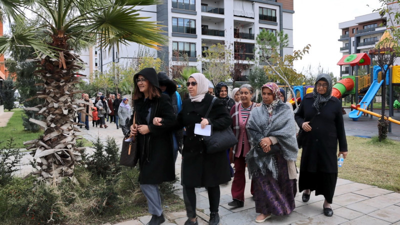 AKDENİZLİ KADINLARDAN “ÇAY MAHALLESİ TOKİ EVLERİNE TAM NOT”