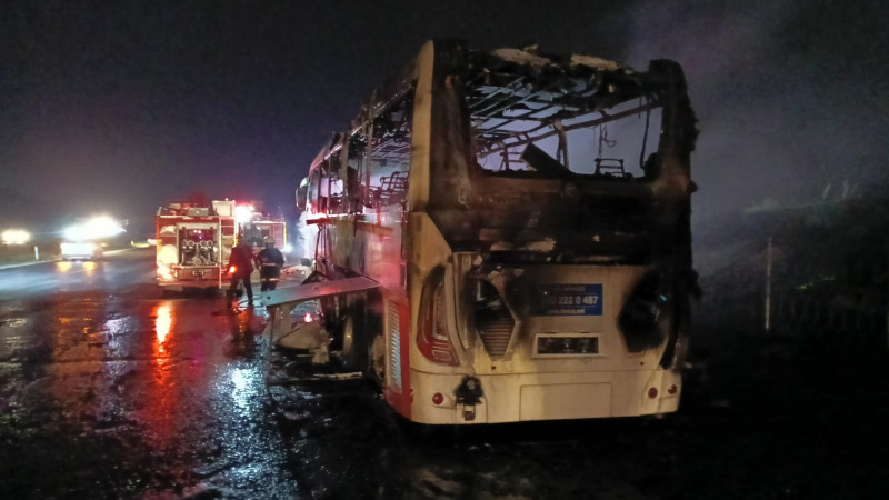 Tarsus'ta otoyolda yaşanan otobüs yangını korku dolu anlar yaşattı 