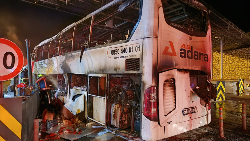 Yolcu Otobüsü Otoyolda Gişe Bariyerlerine Çarptı