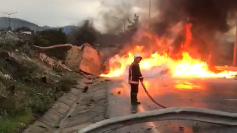 Parfüm yüklü tır kaza yaptı, yandı 