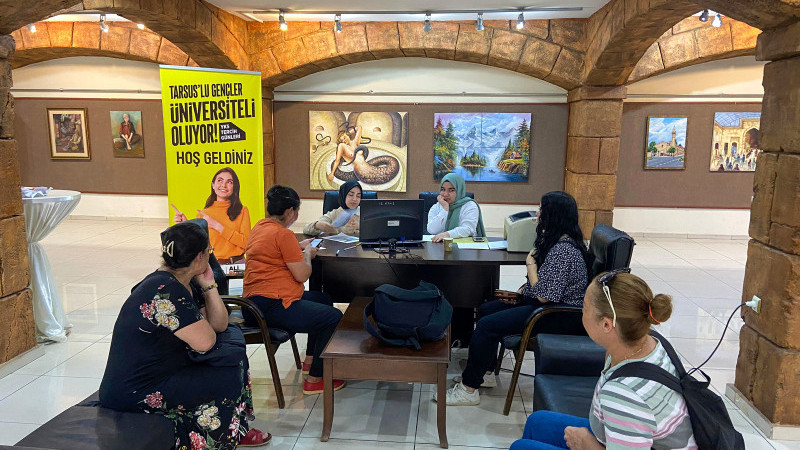 TARSUS BELEDİYESİ YKS TERCİHİNDE GENÇLERİN YANINDA 