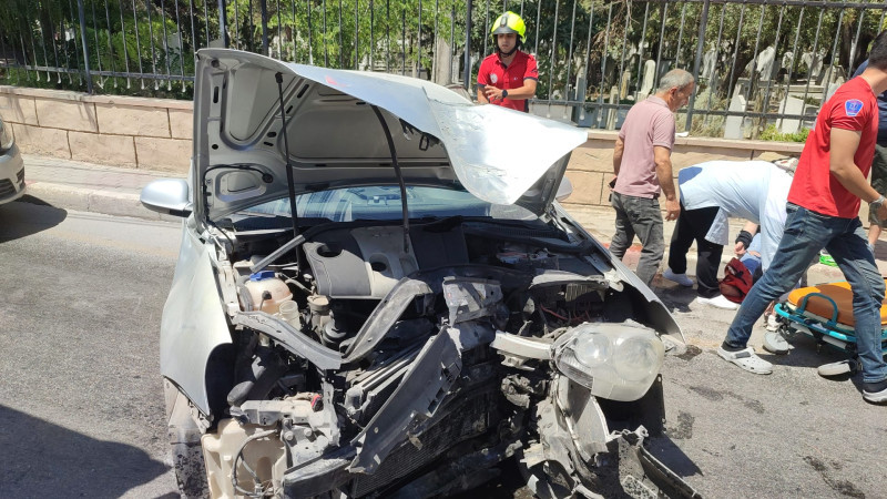TARSUS’TA ARAÇ DİREĞE ÇARPTI: 2 HAFİF YARALI