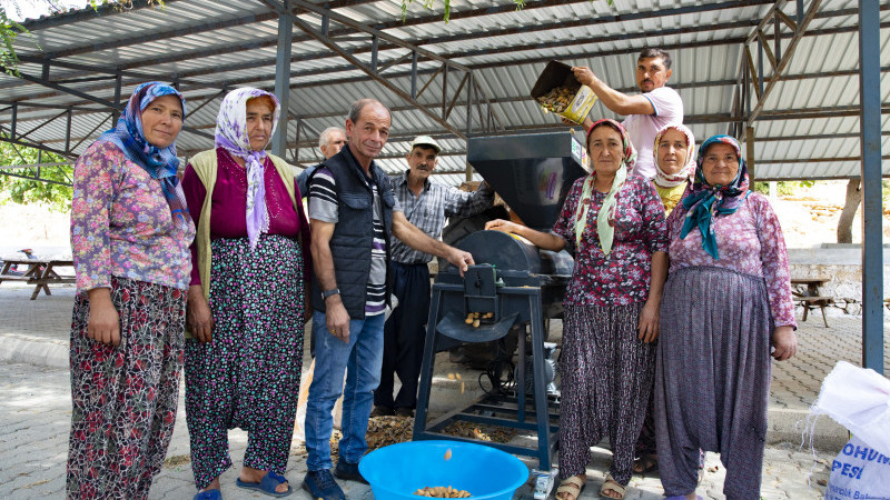 BÜYÜKŞEHİR’İN BADEM SOYMA MAKİNESİ DESTEĞİ İLE HASAT ZAMANI ÇİLE OLMAKTAN ÇIKTI
