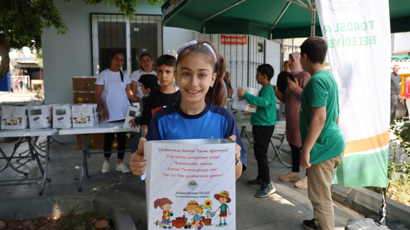 TOROSLAR BELEDİYESİ ÇOCUKLARA BİNLERCE FİDE DAĞITTI 
