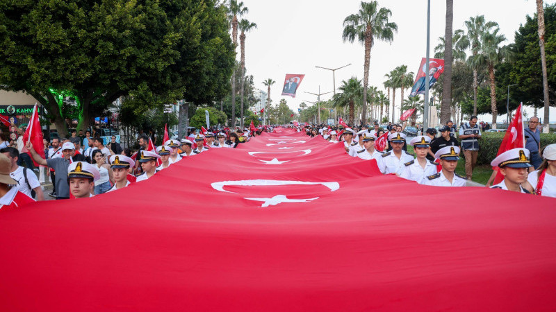 Mersin’de 100 Metrelik Türk Bayrağıyla Gençlik Yürüyüşü