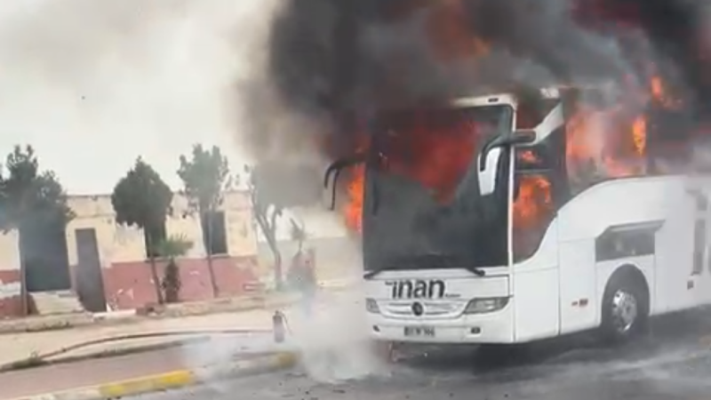 Mersin Haber/ Seyir halindeki  otobüs alev alev yandı