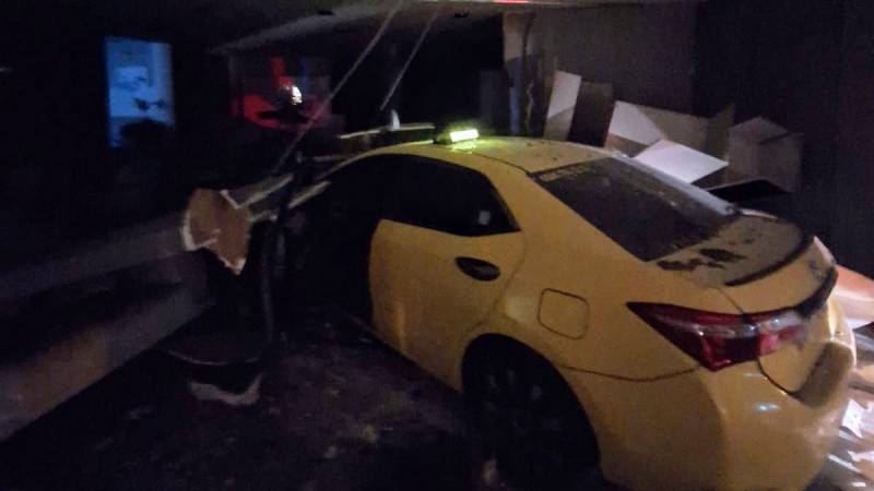 Kontrolden Çıkan Ticari Taksi Motosiklete Çarpıp Mağazaya Daldı