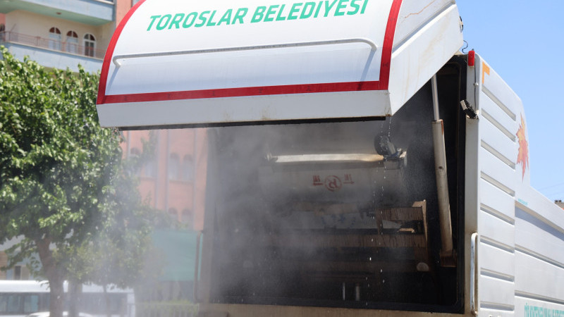 TOROSLAR’DA ÇÖP KONTEYNERLERİ YERİNDE YIKANARAK DEZENFEKTE EDİLİYOR