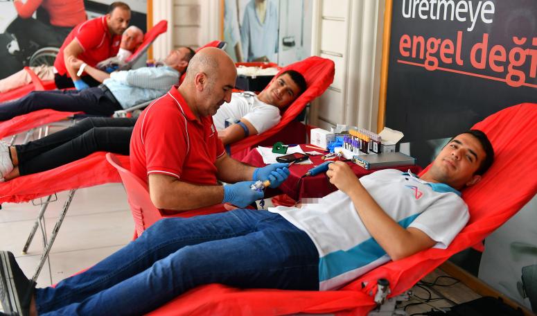 ‘DÜNYA GÖNÜLLÜ KAN BAĞIŞÇILARI GÜNÜ’NDE BÜYÜKŞEHİR PERSONELİNDEN ÖRNEK DAVRANIŞ