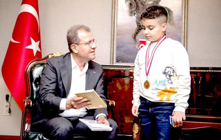 MATEMATİKTE DÜNYA BİRİNCİSİ ÖMER ERKEN, BAŞKAN SEÇER’LE BULUŞTU