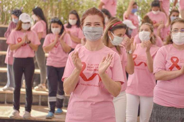 MERSİN BÜYÜKŞEHİR, “PEMBE EKİM”DE SAHİLİ PEMBEYE BOYADI