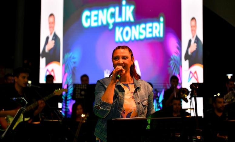 GENÇLİK KONSERİ’NDE DANS VE MÜZİK DOLU EĞLENCE