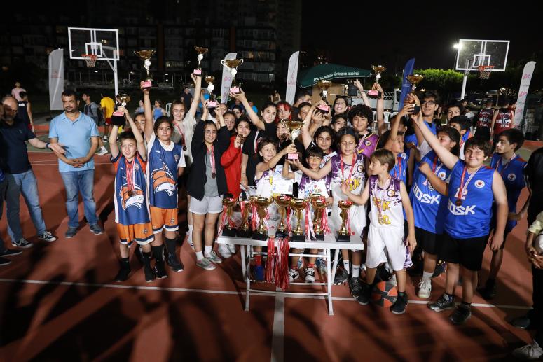 3x3 BASKETBOL TURNUVASI’NDA KAZANAN TAKIMLARA ÖDÜLLERİ VERİLDİ