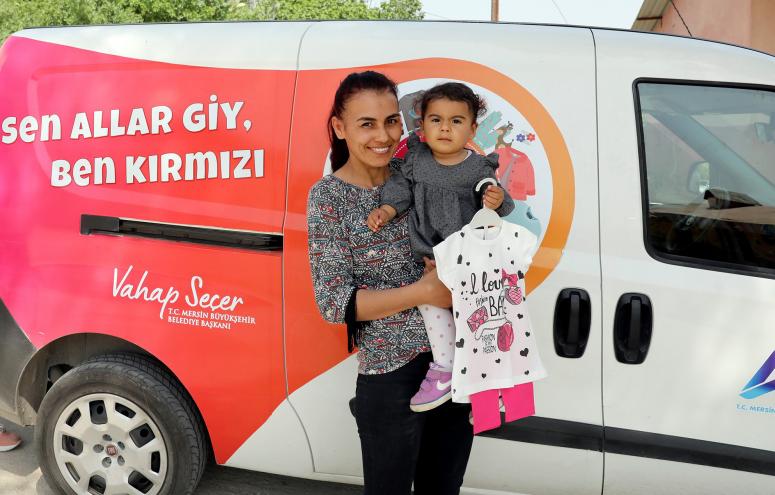 MOBİL KIYAFET ARACI İLE ÇOCUKLAR BAYRAMLIKLARINA KAVUŞTU