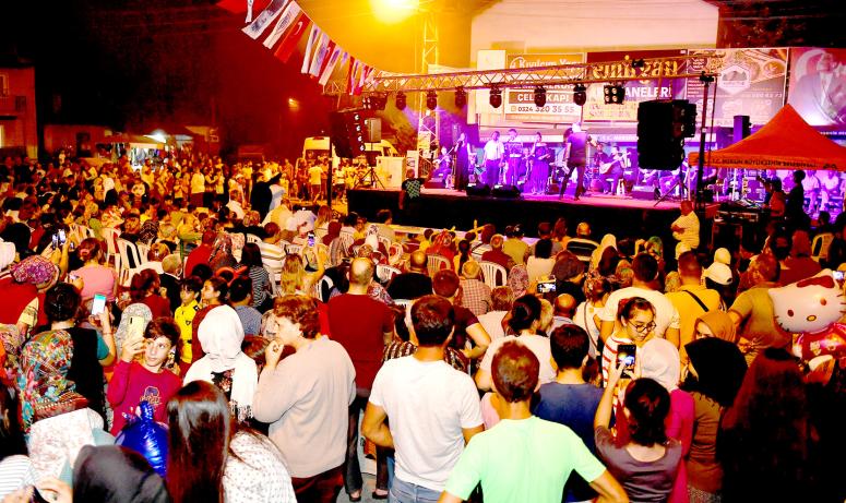 MERSİN BÜYÜKŞEHİR’İN TÜRK HALK MÜZİĞİ TOPLULUĞU AYVAGEDİĞİ’NDE KONSER VERDİ