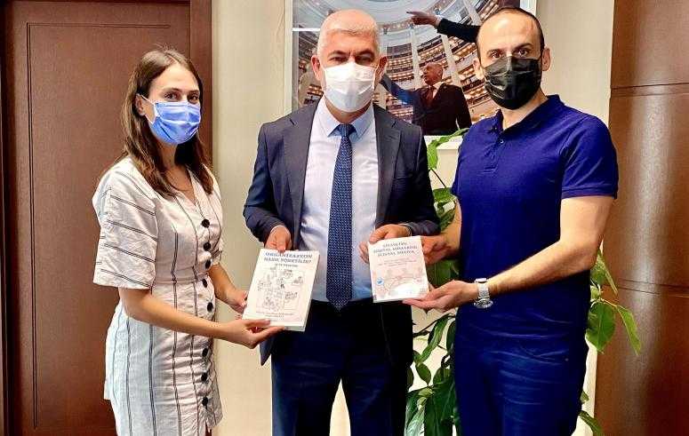 ÖZBOZKURT VE YEŞİLKUŞ KİTAPLARINI CUMHURBAŞKANLIĞI MİLLET KÜTÜPHANESİNE BAĞIŞLADI