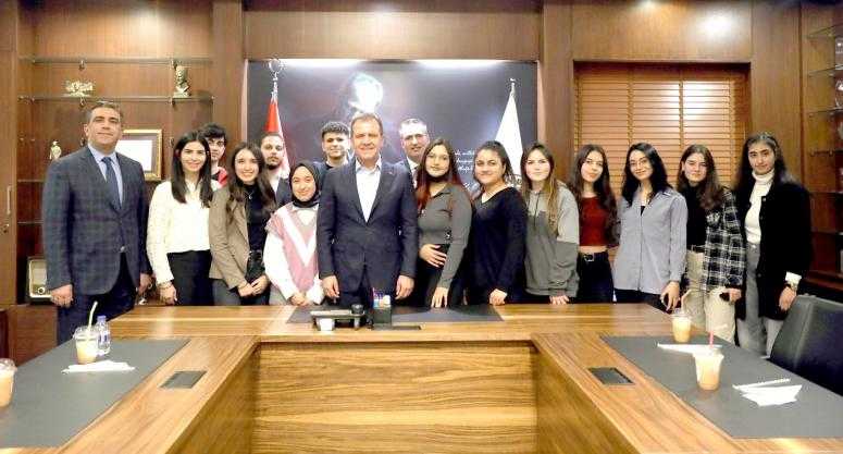 MERSİN BÜYÜKŞEHİR’İN KURS MERKEZLERİNDE ALDIKLARI EĞİTİMLE ÜNİVERSİTEYE YERLEŞEN ÖĞRENCİLER, BAŞKAN SEÇER’İ ZİYARET ETTİ