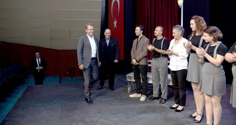 MERSİN ŞEHİR TİYATROSU, “GÖZLERİMİ KAPARIM VAZİFEMİ YAPARIM” PRÖMİYERİ İLE SEZONU AÇTI