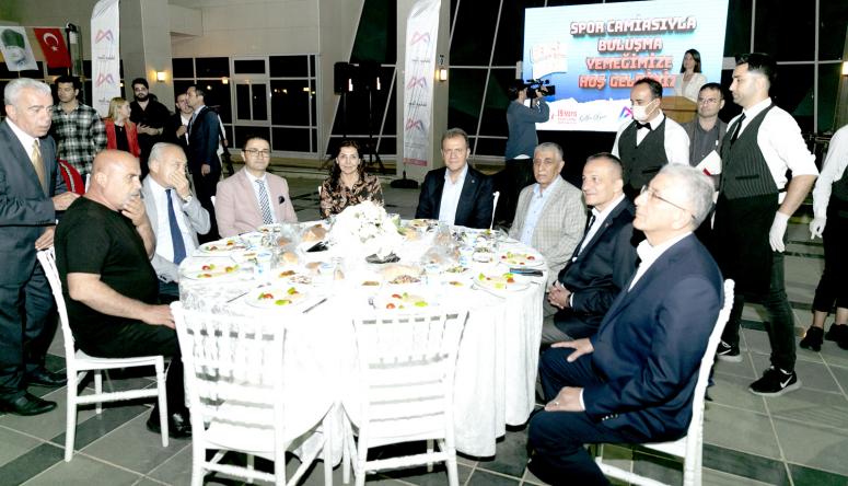 BAŞKAN SEÇER, MERSİN’İN SPOR CAMİASIYLA YEMEKTE BULUŞTU