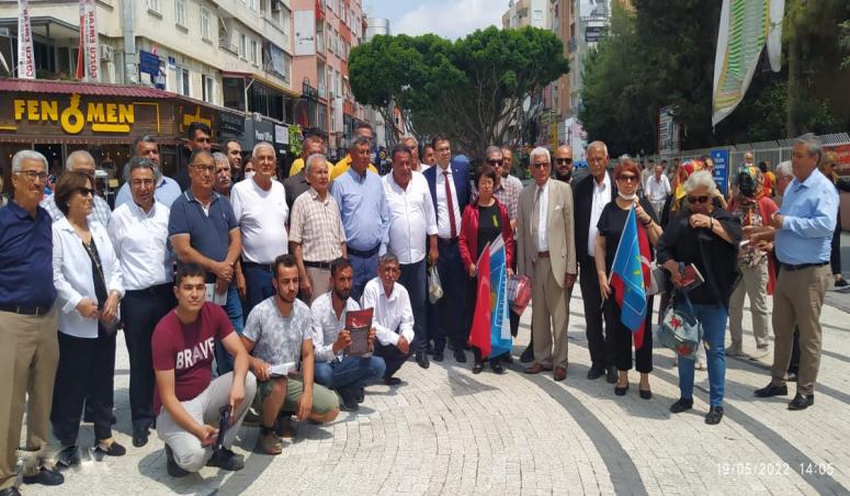 DR. YUNUS SEVEN, GENÇLERE NUTUK HEDİYE ETTİ